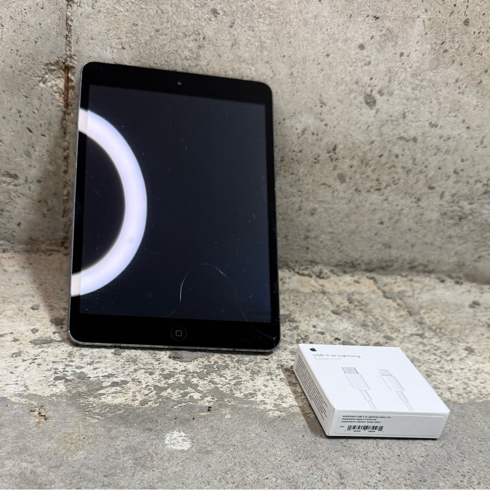 Apple iPad Mini 2 For Parts Cracked Screen No Display + New Cable - Picture 4 of 9